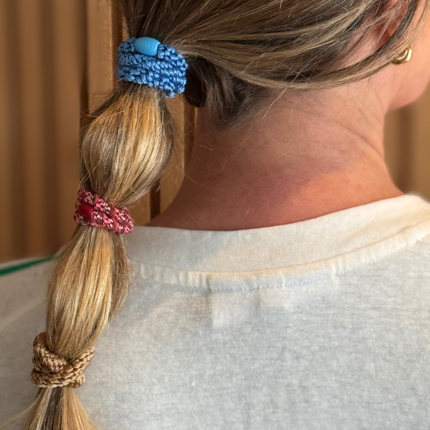 KKNEKKI hair ties holding a bubble ponytail