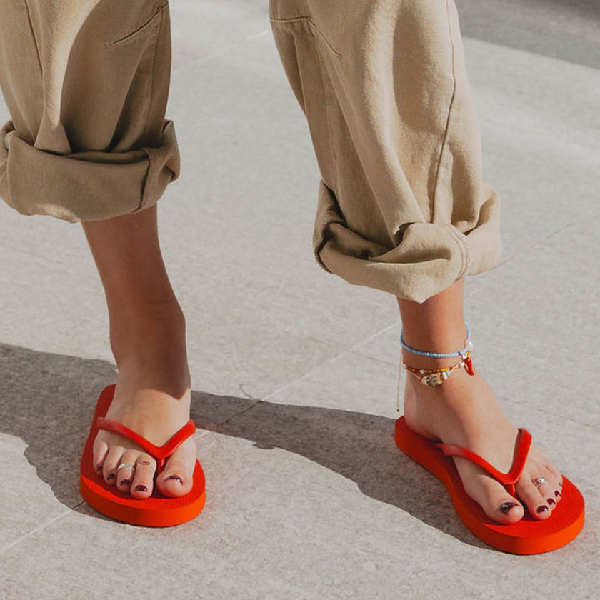 Walking in Red Boyfriend Wide flip flops by Sandos